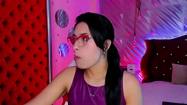 Snapshot of Roxanne_Han chatting on April 20, 12:08 pm Roxanne Han online show from April 20, 12:08 pm