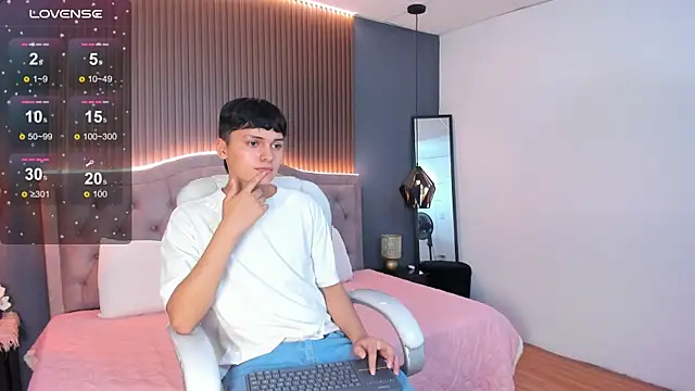 Maxii18  online show from November 7, 7:36 pm