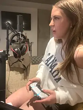 Snapshot of elliepixie chatting on December 19, 2:18 am elliepixie online show from December 19, 2:18 am