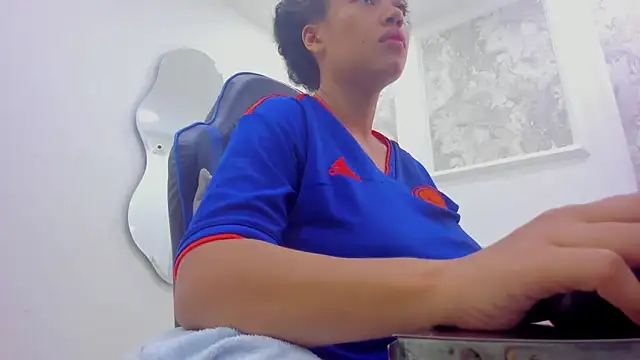 Snapshot of agata18_ chatting on April 23, 12:15 pm agata18 online show from April 23, 12:15 pm