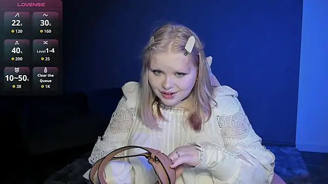 Snapshot of LottieReed chatting on May 16, 7:05 am LottieReed online show from May 16, 7:05 am