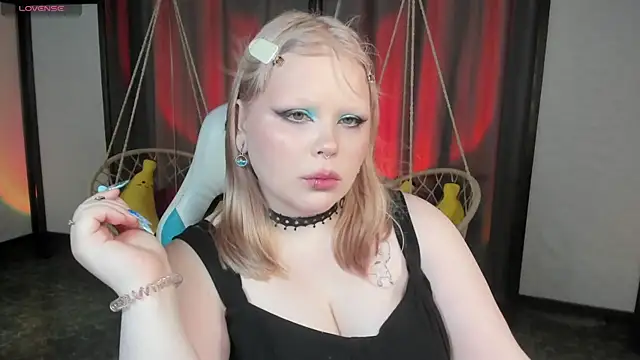 Snapshot of LottieReed chatting on May 17, 12:12 pm LottieReed online show from May 17, 12:12 pm