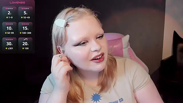 Snapshot of LottieReed chatting on May 21, 8:10 am LottieReed online show from May 21, 8:10 am