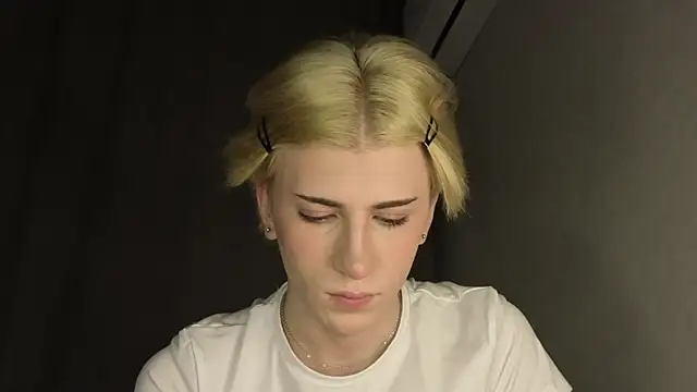 Snapshot of Oliver_star_boy_ chatting on May 12, 6:16 pm Oliver star boy online show from May 12, 6:16 pm
