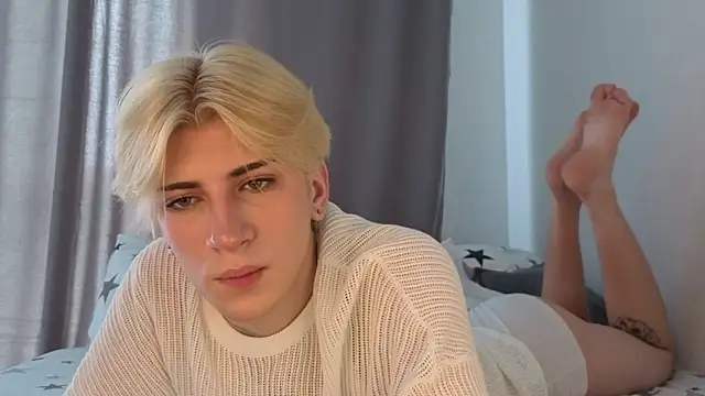 Snapshot of Oliver_star_boy_ chatting on May 16, 8:44 am Oliver star boy online show from May 16, 8:44 am