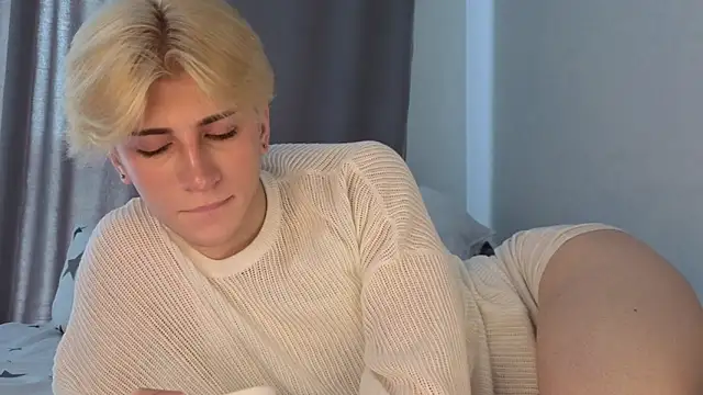 Snapshot of Oliver_star_boy_ chatting on May 16, 10:36 am Oliver star boy online show from May 16, 10:36 am