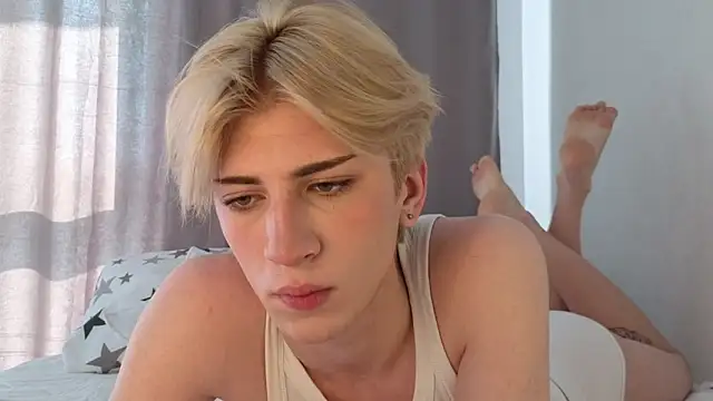Snapshot of Oliver_star_boy_ chatting on May 26, 4:41 am Oliver star boy online show from May 26, 4:41 am