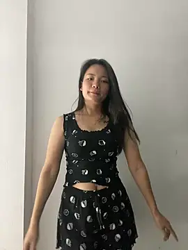 Bee Yellow00 online show from October 27, 8:24 pm