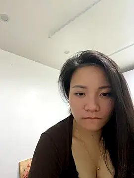 Bee Yellow00 online show from November 21, 5:55 pm