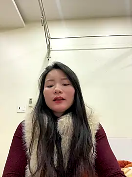 Bee Yellow00 online show from January 7, 4:37 am