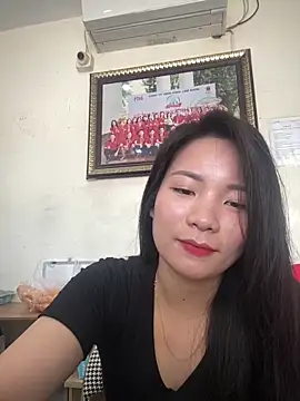 Bee Yellow00 online show from April 9, 3:17 am