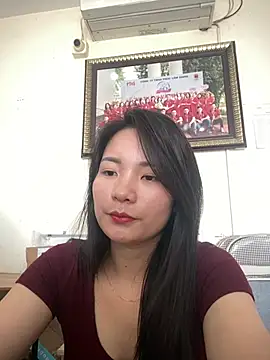 Bee Yellow00 online show from April 17, 7:44 am