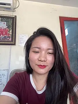 Bee Yellow00 online show from May 26, 4:19 am