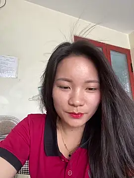 Snapshot of Bee_Yellow00 chatting on June 12, 2:32 am Bee Yellow00 online show from June 12, 2:32 am