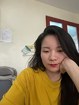 Snapshot of Bee_Yellow00 chatting on June 13, 4:32 am Bee Yellow00 online show from June 13, 4:32 am
