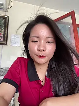 Snapshot of Bee_Yellow00 chatting on June 15, 2:25 am Bee Yellow00 online show from June 15, 2:25 am