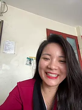 Snapshot of Bee_Yellow00 chatting on June 16, 1:52 am Bee Yellow00 online show from June 16, 1:52 am