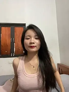 Snapshot of Bee_Yellow00 chatting on June 17, 3:53 am Bee Yellow00 online show from June 17, 3:53 am