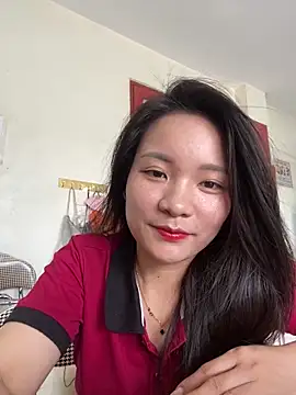 Snapshot of Bee_Yellow00 chatting on June 18, 3:18 am Bee Yellow00 online show from June 18, 3:18 am