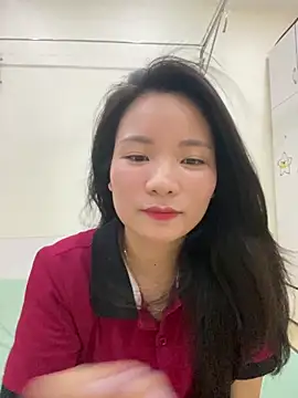 Snapshot of Bee_Yellow00 chatting on June 19, 7:34 am Bee Yellow00 online show from June 19, 7:34 am