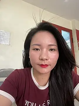 Snapshot of Bee_Yellow00 chatting on June 20, 4:26 am Bee Yellow00 online show from June 20, 4:26 am