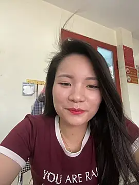 Snapshot of Bee_Yellow00 chatting on June 23, 4:54 am Bee Yellow00 online show from June 23, 4:54 am
