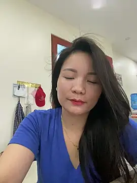 Snapshot of Bee_Yellow00 chatting on June 27, 4:28 am Bee Yellow00 online show from June 27, 4:28 am