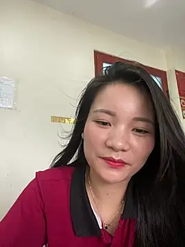 Snapshot of Bee_Yellow00 chatting on June 30, 4:24 am Bee Yellow00 online show from June 30, 4:24 am