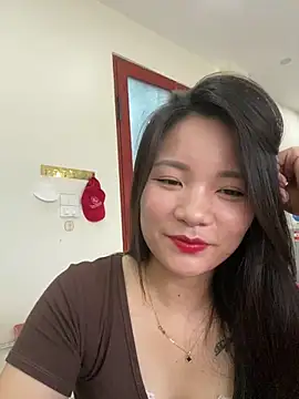 Snapshot of Bee_Yellow00 chatting on July 1, 4:25 am Bee Yellow00 online show from July 1, 4:25 am