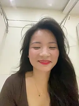 Snapshot of Bee_Yellow00 chatting on July 17, 5:14 am Bee Yellow00 online show from July 17, 5:14 am
