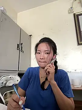 Snapshot of Bee_Yellow00 chatting on July 18, 2:38 am Bee Yellow00 online show from July 18, 2:38 am