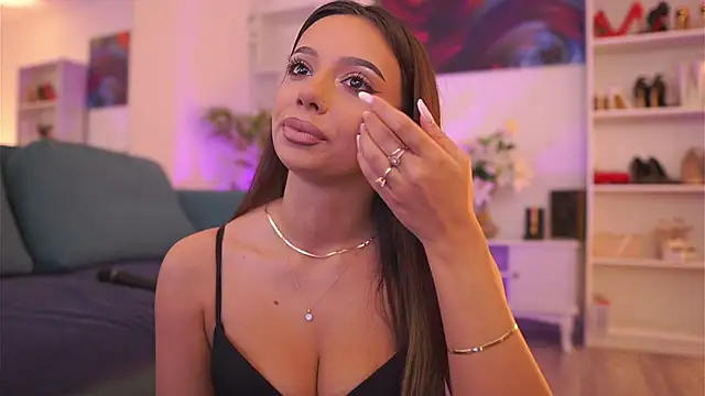 Aisha Bee online show from February 2, 10:36 am