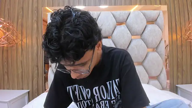 Snapshot of adams_bobby chatting on June 20, 11:24 am adams bobby online show from June 20, 11:24 am