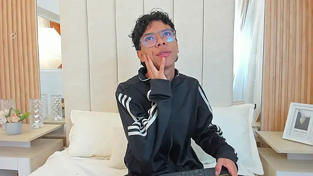 Snapshot of adams_bobby chatting on July 18, 11:25 am adams bobby online show from July 18, 11:25 am