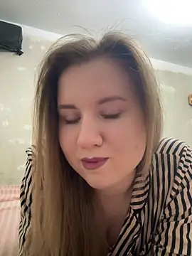 Snapshot of AleksiyaHot chatting on May 9, 7:02 am AleksiyaHot online show from May 9, 7:02 am