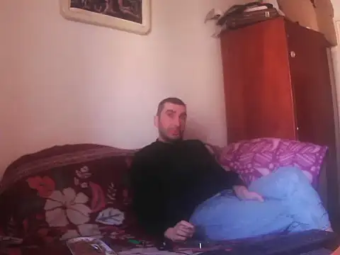 Snapshot of alin42xx chatting on November 7, 8:36 am alin42xx online show from November 7, 8:36 am