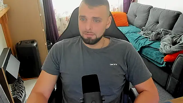 Snapshot of justforfunchriss chatting on October 31, 11:33 am justforfunchriss online show from October 31, 11:33 am