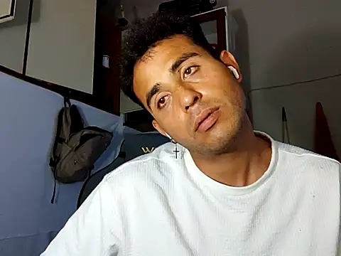 Snapshot of mrberemgena420 chatting on May 31, 11:17 pm mrberemgena420 online show from May 31, 11:17 pm