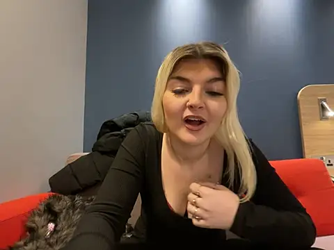 rosie-hipstergal online show from February 12, 6:25 pm