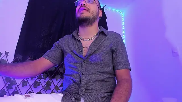 Snapshot of MarkWolfe1 chatting on October 29, 9:38 pm MarkWolfe1 online show from October 29, 9:38 pm