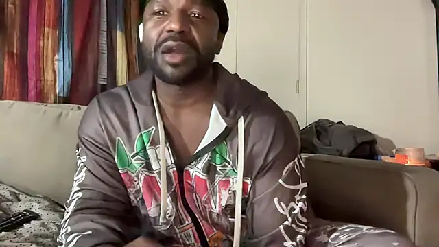 Snapshot of EggplantMonster4 chatting on January 12, 4:50 am EggplantMonster4 online show from January 12, 4:50 am