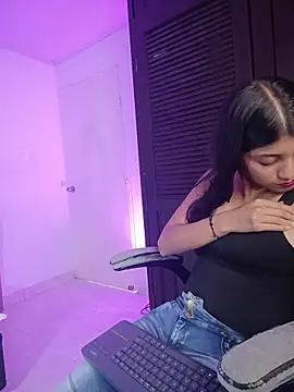 YeseniaRodriguez3 online show from April 15, 7:58 pm