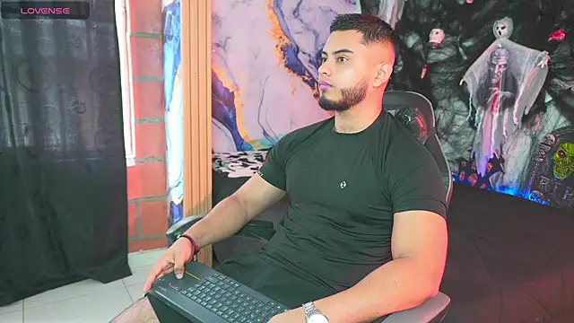 Tiler wolker online show from October 26, 4:35 pm