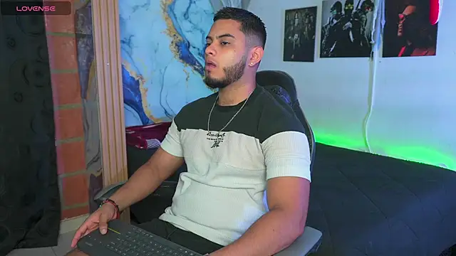 Tiler wolker online show from November 12, 10:30 pm