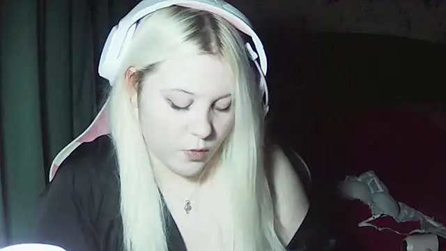 Snapshot of JessiAngels chatting on November 1, 8:11 pm JessiAngels online show from November 1, 8:11 pm