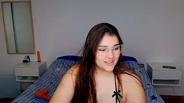 Snapshot of angietubebe chatting on July 9, 2:37 am angietubebe online show from July 9, 2:37 am