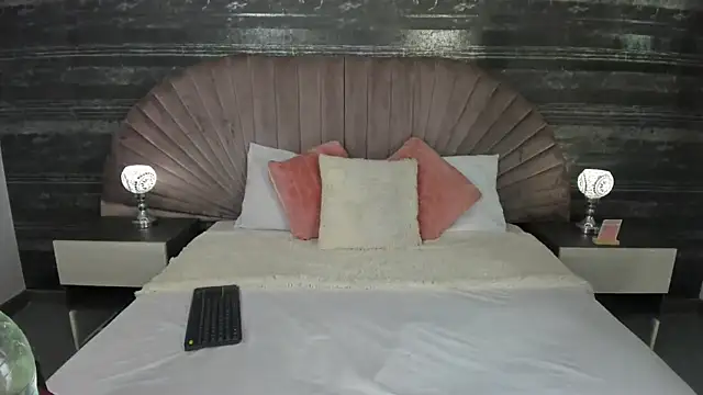 Nayla Monroee online show from April 15, 9:15 pm