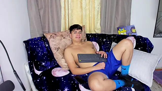 Snapshot of the_boy_king016 chatting on November 1, 3:47 pm the boy king016 online show from November 1, 3:47 pm