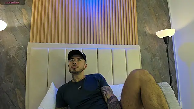 Snapshot of axel_tatto chatting on October 27, 7:18 pm axel tatto online show from October 27, 7:18 pm