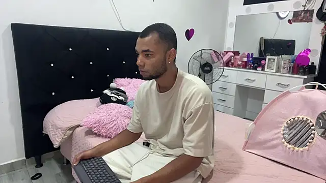 Snapshot of Hot2gether69 chatting on February 17, 1:24 am Hot2gether69 online show from February 17, 1:24 am